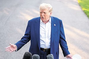 美国总统特朗普11日到得州灾区视察时，再次强硬回应有关政府应对不力的批评。（图：互联网）