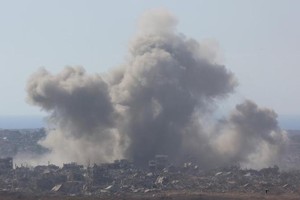 这是7月7日从加沙边境以色列一侧拍摄的加沙地带遭袭后升起浓烟。（图：新华社）