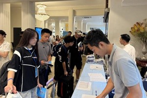 海外侨胞青少年向组委会登记参加2025年夏令营。（图：黎辉）