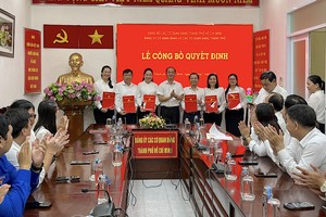 健全本市党机关党部的组织架构人事