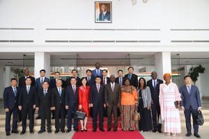 双方代表合影。（图：越通社）