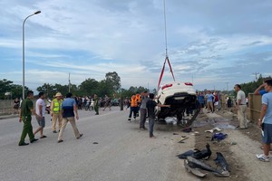 坠河汽车被打捞上岸。