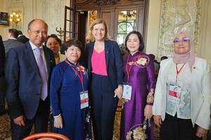 越南国会副主席阮氏清会见法国国民议会议长娅埃尔·布朗·皮韦。（图：越通社）