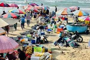 水仙海滩自发海鲜市场。（图：光宇）