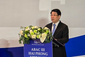 国家主席梁强会上致辞。