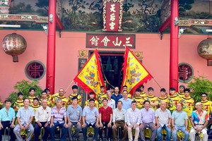 福建金龙团理事会成员与各团员合照。