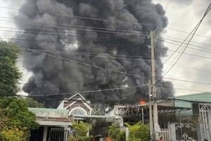 新庆坊某油漆厂发生火警现场。