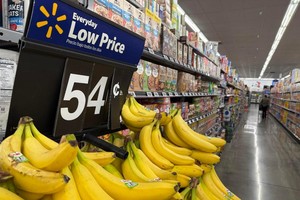 这张5月21日在美国加利福尼亚州洛杉矶县一家沃尔玛超市拍摄的图片显示自哥斯达黎加进口的香蕉价格已经涨至每磅54美分。（图：新华社）