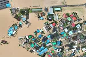 忠清南道礼山郡因暴雨引发洪水氾滥，导致居民区和农田大面积被淹没。（图：互联网）