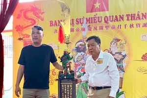 理事长杨振明（右）将“关帝青龙宝刀”正式移交予施广顺先生。