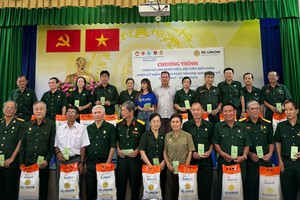 荞桥坊向荣军和退伍军人赠送礼物。