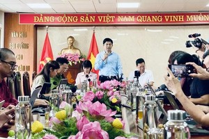 广宁省人委会副主席阮文功（中）在新闻发布会上发言。（图：阮馨）