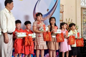 崇正大埔优秀子弟获得奖励。