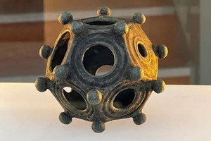 英国纽瓦克国家内战中心展出十二面体青铜器。