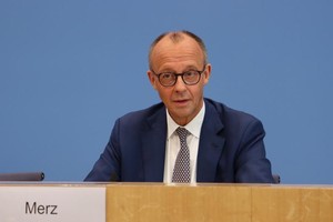 7月18日，德国总理默茨出席在柏林举行的夏季新闻发布会。（图：新华社）