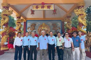 本市头顿五邦天后宫理事长梁肇添（右六）与各华人社团代表合影。