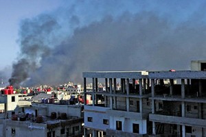 叙利亚南部苏韦达地区上空19日升起黑烟。（图：AFP）