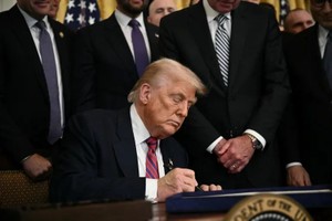 美国总统唐纳德·特朗普签署稳定币监管法案。 (图：法国媒体)