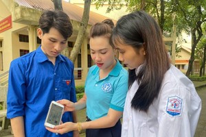 保险机关工作人员向学生宣传有关医疗保险的资讯。