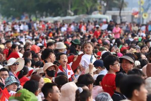 在本市举行的南方解放和国家统一50周年阅兵游行仪式吸引了大量国内外游客。（图：琼陈）