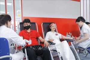 年轻志愿者捐血献爱心。（图：越通社）