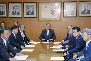 日本首相、自民党总裁石破茂(中央)等人出席临时党高层会议。（图：共同社）