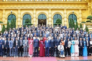 国家副主席武氏映春在主席府前同与会代表合影留念。（图：人民报）