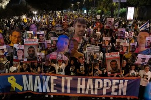 被扣押人员家属再次在特拉维夫示威要求达成协议。（图：互联网）