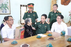 国防部长潘文江大将探望越南英雄母亲阮氏全并赠送礼物。