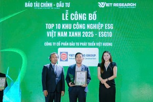 越香集团代表领取奖项。