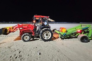 自动筛沙收集垃圾车正在本市头顿坊后滩海岸进行垃圾清理测试。