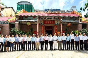 各华人会馆正副理事长与唐立总领事（右十）合影。