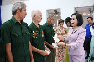 国会副主席阮氏清向西宁省新东乡荣军赠送礼物。（图：日长）