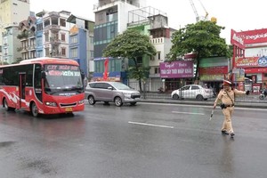 执勤交警正在截停一辆大客车进行检查。（图：陈清）