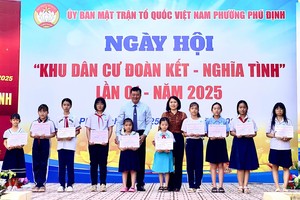 坊党委书记范玉邦、副书记陈青霞向贫困学生颁发助学金。