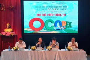 工商部所属贸易促进局副局长裴光兴（左二）在新闻发布会上发言。（图：VGP）