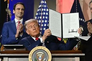 美国白宫23日发布一份人工智能(AI)行动计划，列出特朗普政府未来将采取的数十项联邦政策行动。（图：互联网）