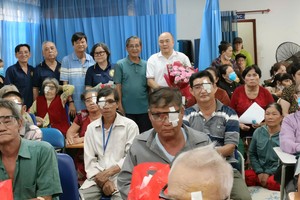 培德精舍会长、欧洲贸易公司董事长庄瑞雄与各位代表和部分术后白内障病人合摄。