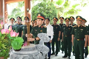 国防部长潘文江大将同国防部工作团在太原省各历史遗迹区向胡志明主席和各英雄烈士英灵上香缅怀。（图：人民军队）