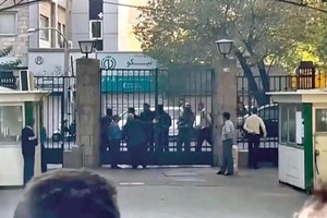 伊朗东南部锡斯坦-俾路支斯坦省首府扎黑丹市司法机构大楼7月26日发生恐怖袭击事件，尚不清楚死伤人数。（图：互联网）