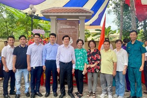 本市各单位代表与原国家主席张晋创于“华运纪念碑”前合影留念。