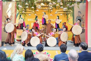 “越南——热带色彩”的越南文化节开幕式的文艺表演。（图：越通社）