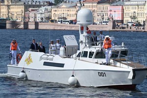 7月27日俄罗斯海军节，俄总统普京当天乘坐一艘猛禽级（Raptor）巡逻艇，穿越圣彼得堡的涅瓦（Neva）河。（图：法新社）