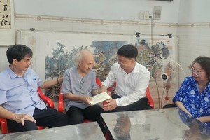 市领导探访人民艺人张路