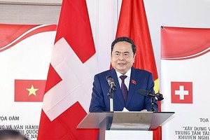 越南国会主席陈青敏出席越南国际金融中心建设、运营座谈会。（图：越通社）