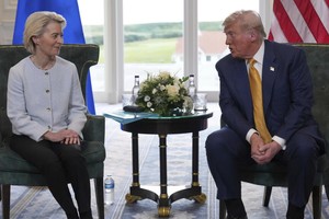 2025年7月27日在苏格兰，欧盟委员会主席冯德莱恩与美国总统特朗普。（图：AP）