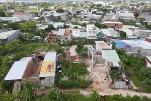 航拍本市福胜坊4月30日街1216巷的违规建筑工程。（图：越通社）