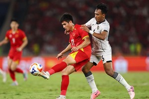 两支球队球员争球。（图：互联网）