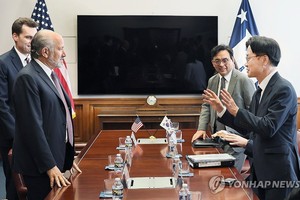 当地时间7月24日，在美国华盛顿，产业通商资源部长官金正官（右一）同美国商务部长霍华德·卢特尼克（左二）举行会晤。（图：韩联社）