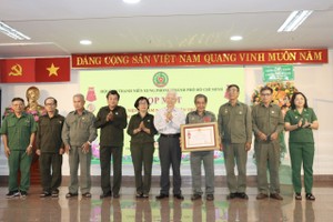 原国家主席阮明哲（右五）向市退役青年突击队协会颁发由国家主席签发的二级劳动奖章。